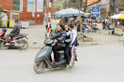 [Thói hư - tật xấu trong văn hóa giao thông Hà Nội] Bài 3: Nỗi lo người lớn làm hư trẻ nhỏ