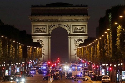 IS nã đạn vào xe cảnh sát Pháp, một cảnh sát thiệt mạng