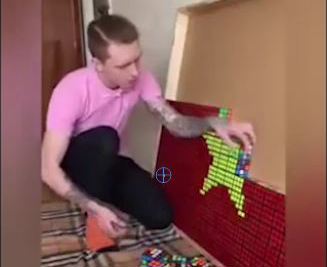 [Clip] Chàng trai tây xếp hình Rubik lá cờ Việt Nam gây sốt cộng đồng mạng