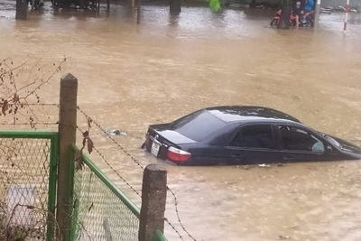 Hà Nội: Ngập nặng trên Đại lộ Thăng Long, ô tô nổi ''bồng bềnh''