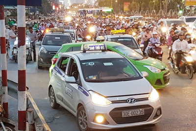 Taxi gây rối loạn giao thông trước cổng Bệnh viện Bạch Mai