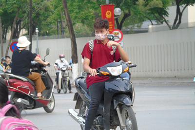 Hà Nội: Gia tăng tình trạng người tham gia giao thông không đội mũ bảo hiểm