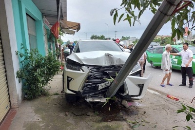 Nghệ An: 2 tài xế xe máy nguy kịch sau khi va chạm liên hoàn với xe Lexus