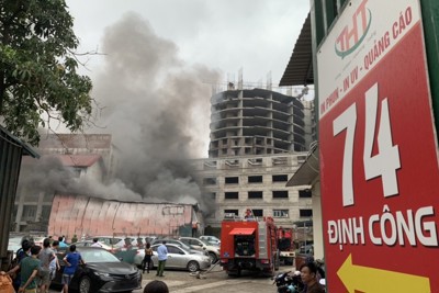 Hà Nội: Cháy lớn tại xưởng in trên phố Định Công