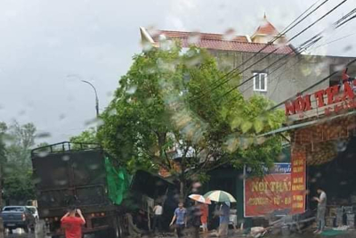 Quảng Ninh: Xe container mất lái đâm vào xe tải khiến 3 người thương vong