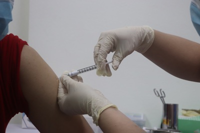 6 người đầu tiên tiêm thử nghiệm mũi 2 vaccine Covivac của Việt Nam