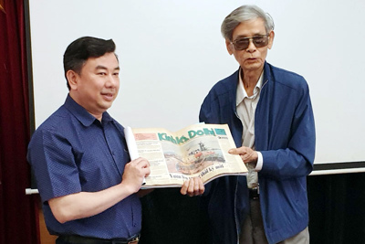Nhà báo Nguyễn Tất Lộc tặng một số tư liệu quý cho báo Kinh tế & Đô thị