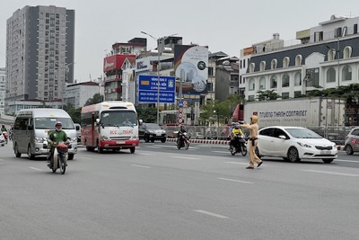 Hà Nội: Xe khách lao vào cảnh sát giao thông, tăng ga bỏ chạy