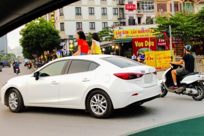 Rợn người cảnh 2 bé gái ung dung ngồi nóc ôtô chạy giữa phố Hà Nội