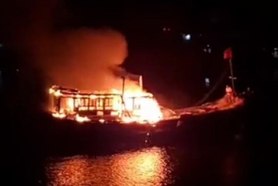 Quảng Ngãi: Tàu cá bốc cháy dữ dội lúc rạng sáng