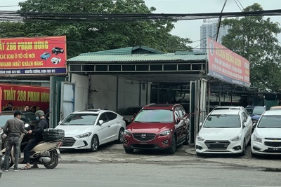 Chợ xe ô tô cũ độc chiếm vỉa hè đường Phạm Hùng