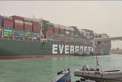 "Siêu tàu" Ever Given vẫn mắc kẹt, nhiều tàu chuyển hướng khỏi kênh đào Suez