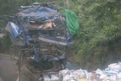Xe tải đâm vào vách núi ở Hòa Bình, 3 người thương vong