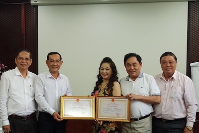 Trao Bằng khen của Chủ tịch UBND tỉnh cho vợ chồng doanh nhân Huỳnh Uy Dũng