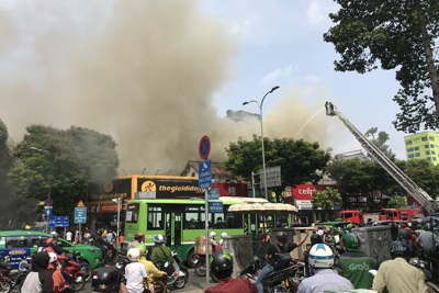 TP Hồ Chí Minh: Cháy lớn sau quán cơm Phúc Lộc Thọ