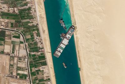 Siêu tàu mắc kẹt ở kênh đào Suez đã "nổi một phần"