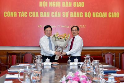 Phó Thủ tướng Phạm Bình Minh bàn giao nhiệm vụ Bộ trưởng Bộ Ngoại giao