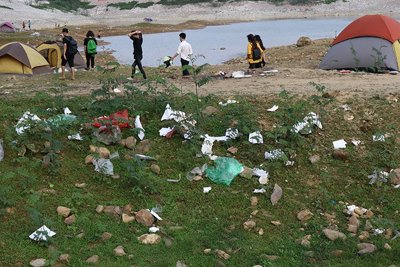 Hà Nội: Du khách hạ trại bên hồ Hàm Lợn ngập rác thải
