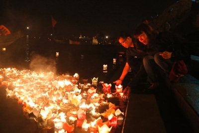 Đêm hoa đăng tri ân các anh hùng liệt sĩ trên sông Thạch Hãn