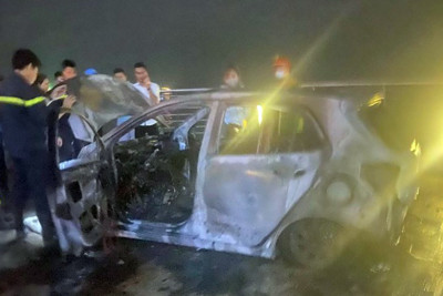 Quảng Ninh: Một chiếc xe ô tô con bất ngờ bốc cháy dữ dội