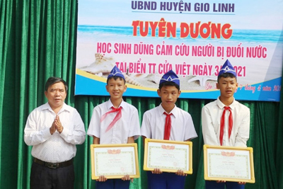 Quảng Trị khen thưởng 3 học sinh lớp 8 cứu người bị đuối nước
