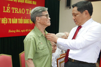 Trao Huy hiệu 70 năm tuổi Đảng cho các đảng viên quận Hoàng Mai