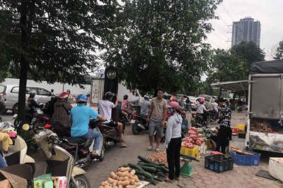 Chợ "cóc" họp tràn lan, giao thông lộn xộn trên đường Tố Hữu