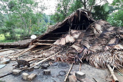 Nghệ An: Lốc lớn kèm mưa đá, nhà sập đè lên 3 mẹ con