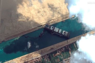 Tiết lộ lý do khiến tàu chở hàng mắc kẹt trên kênh đào Suez