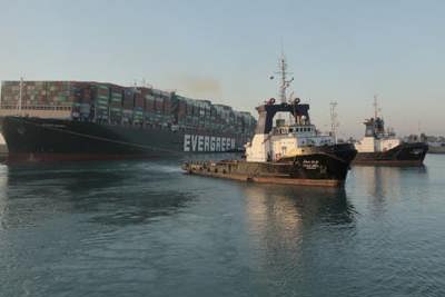 Cận cảnh tàu Ever Given di chuyển sau 1 tuần mắc kẹt, khai thông Kênh đào Suez
