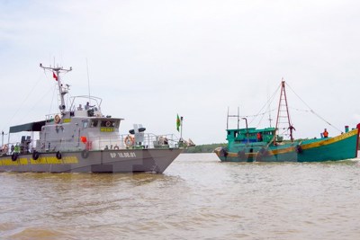 Bắt giữ tàu cá chở 20.000 lít dầu không rõ nguồn gốc