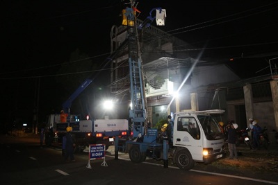 [Ảnh] Không kể ngày đêm khắc phục lưới điện ở Quảng Ngãi