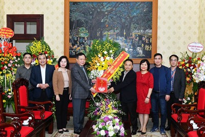 Phó Bí thư Thành ủy Nguyễn Văn Phong chúc mừng báo Nhân dân