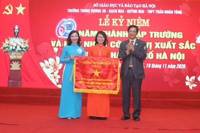 Trường THPT Trần Nhân Tông (quận Hai Bà Trưng) đón nhận Cờ đơn vị xuất sắc của Thành phố