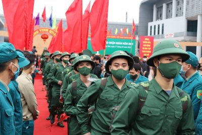 Phó Chủ tịch UBND TP Hà Nội Chử Xuân Dũng dự lễ giao, nhận quân năm 2021 tại quận Hoàng Mai