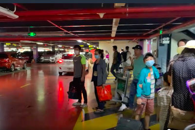 TP Hồ Chí Minh chính thức lên tiếng về việc phân làn đón khách ở sân bay Tân Sơn Nhất