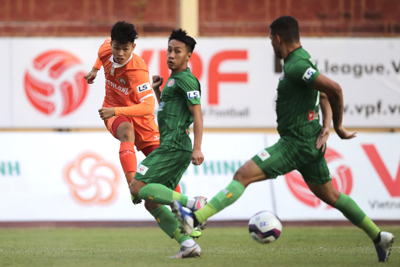 Thất bại trước tân binh của V-League, HLV trưởng Sài Gòn lại đổ lỗi cho mặt sân