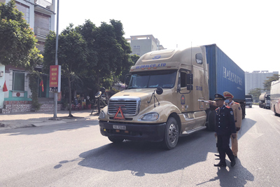 Hà Nội: Kiểm tra ma túy và nồng độ cồn 21 lái xe tại đường Lý Sơn