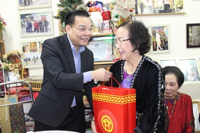 Chủ tịch UBND TP Hà Nội Chu Ngọc Anh thăm, tặng quà Tết gia đình chính sách quận Đống Đa