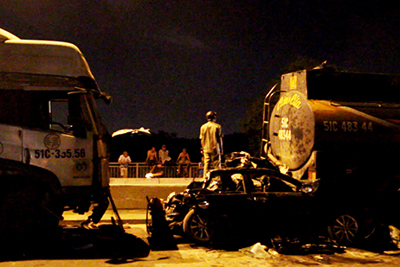 Chiếc ô tô camry nát bét đầu trên cầu Phú Mỹ, tài xế tử vong