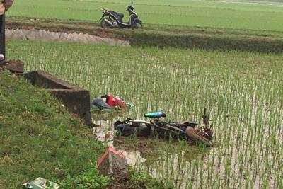 Mê Linh: Một nam thanh niên tử vong khi lao xe máy xuống ruộng