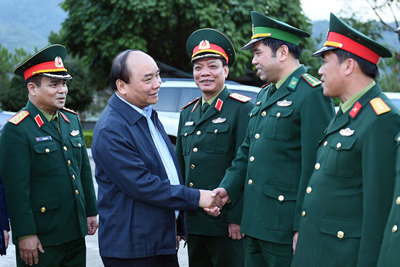 Thủ tướng thăm đồn biên phòng và thị sát cửa khẩu Trà Lĩnh