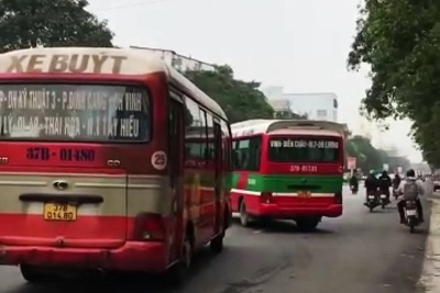 Nghệ An: Hãi hùng cảnh 2 xe buýt đánh võng, chèn nhau ở thành phố Vinh