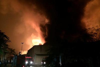 Cháy lớn tại xưởng sản xuất đồ gỗ trong khu công nghiệp Quốc Oai