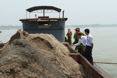 Bắt giữ hàng chục tàu khai thác cát trái phép trên sông Hồng