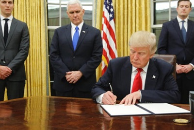 Tổng thống Donald Trump ký sắc lệnh “đóng băng” Obamacare