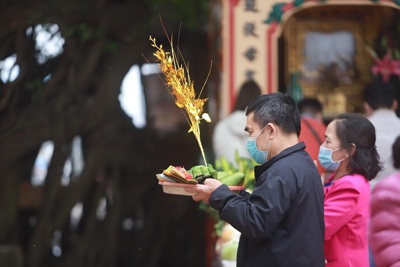 [Ảnh] Ngày đầu mở cửa trở lại, phủ Tây Hồ khách đến lễ thưa vắng, bỏ khẩu trang tỏ lòng thành kính