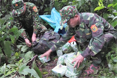 Bỏ lại lượng ma túy “cực khủng”, nhóm đối tượng tháo chạy khỏi biên giới
