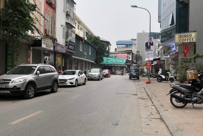 [Điểm nóng giao thông] Ô tô chiếm dụng lòng đường phố Chùa Quỳnh