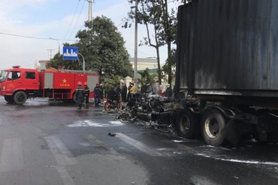 Quảng Ninh: Xe container bất ngờ bốc cháy dữ dội trên đường